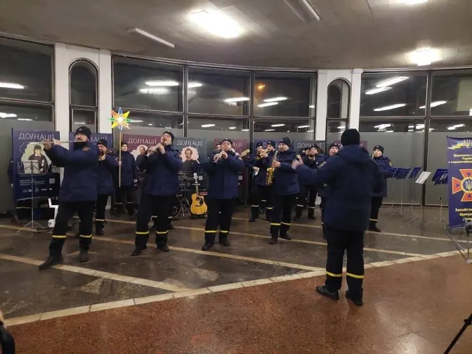 Оркестр ДСНС виконав різдвяні композиції для пасажирів метро на «Золотих воротах»