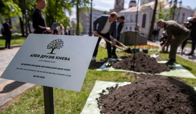 У столиці започаткували «Алею друзів Києва» на Володимирській гірці та вже висадили перші дерева