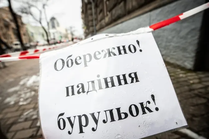 Киян попереджають про бурульки на дахах та закликають бути обережними