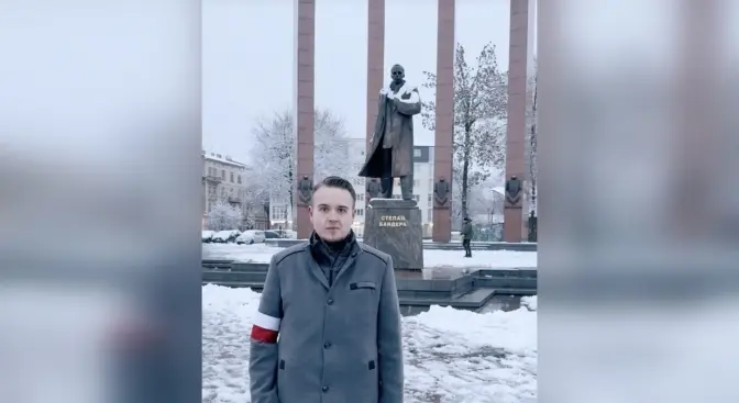 Проросійський політик із Польщі зняв провокативне відео біля пам'ятника Бандері у Львові