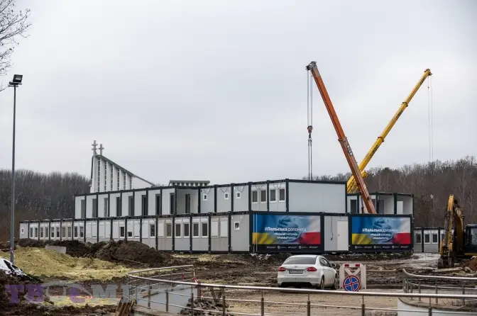 На Сихові встановлюють нові модульні будинки. Фото