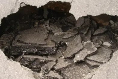 На вулиці Пасічній у Львові провалився асфальт