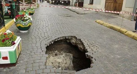 У Львові на Вірменській провалилась бруківка. Фото