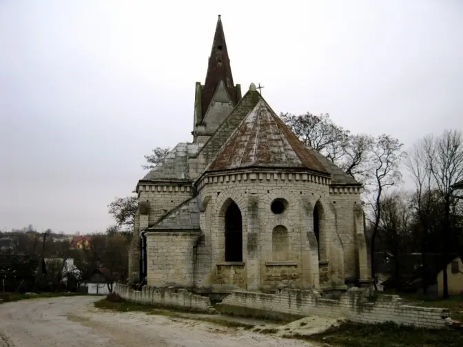 Львівський театр проведе виставу у закинутому костелі на Львівщині. Оновлено