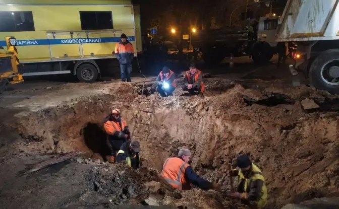 Ще на двох вулицях в Києві прорвало водопровідні труби