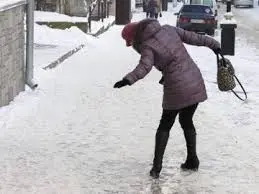 Через непосипані тротуари у центрі Львова дуже слизько