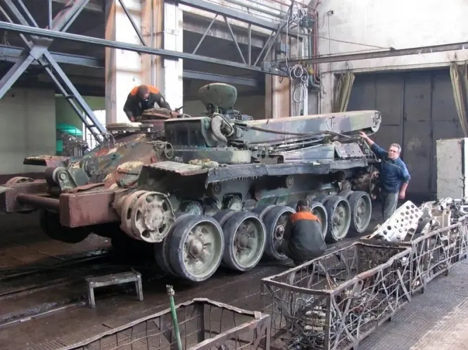 На бронетанковому заводі у Львові волонтери допомагають ремонтувати техніку