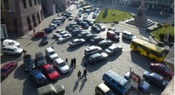 У Львові хочуть збільшити плату за паркування у центрі на вихідних