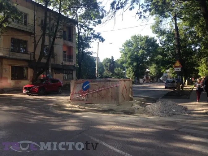 Коли заасфальтують яму на розі вул. Липинського – Замарстинівська. Фото