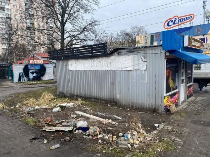 На восьми вулицях Києва комунальники демонтовали низку незаконних яток