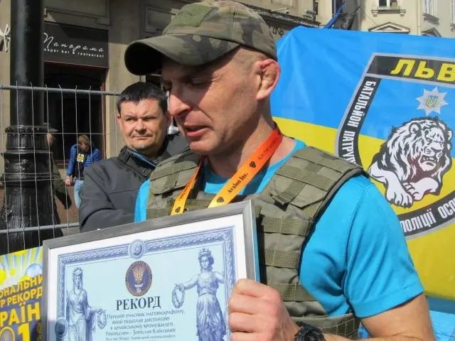 Львівський військовий встановив рекорд України, пробігши напівмарафон у бронежилеті. Фото