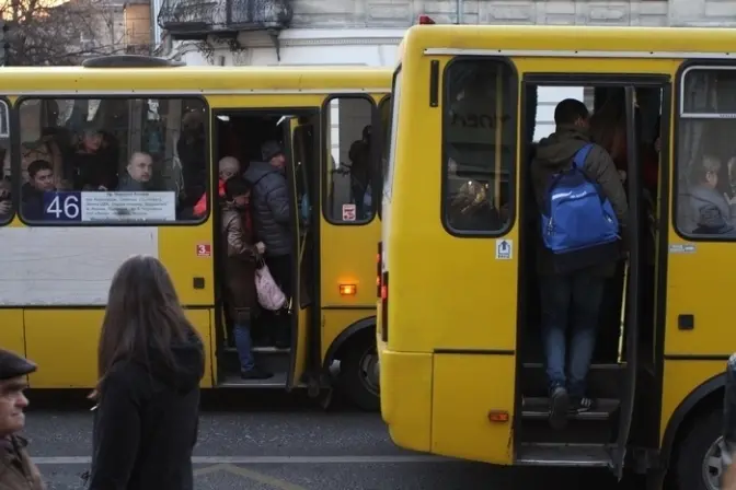 Львів'ян закликають скаржитися в поліцію на порушення водіями автобусів ПДР