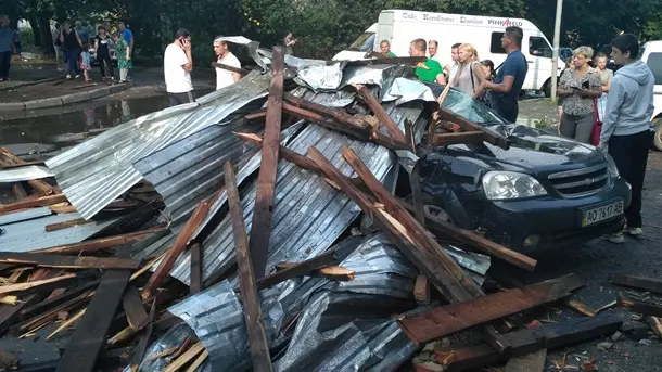 Львів’янин відсудив понад ₴140 тис. у комунальників за постраждалу під час бурі машину