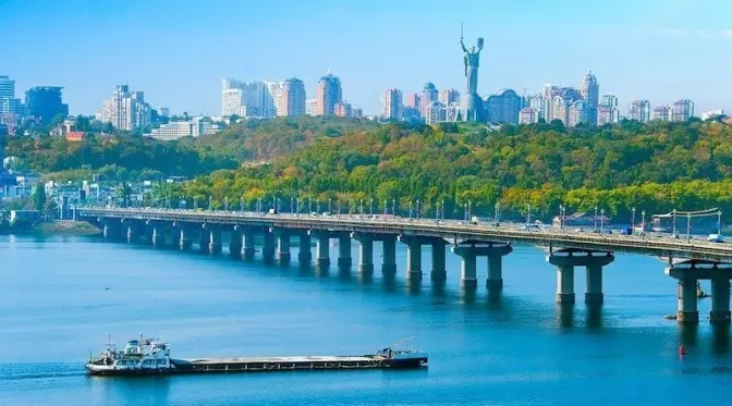У мережі ширяться чутки про нові правила проїзду мостом Патона. КМДА спростовує