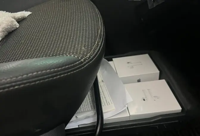 Мешканка Львівщини намагалась незаконно ввезти в Україну 44 гаджети Apple