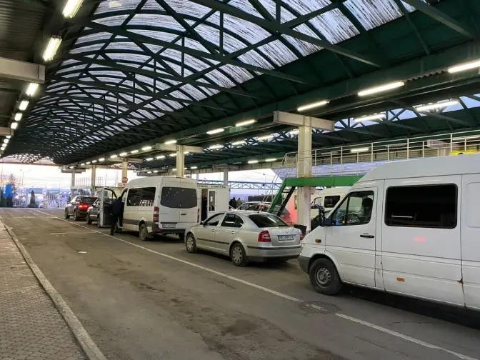 Черги з вантажівок на кордоні та пожежі сухостою. Як минула доба на Львівщині