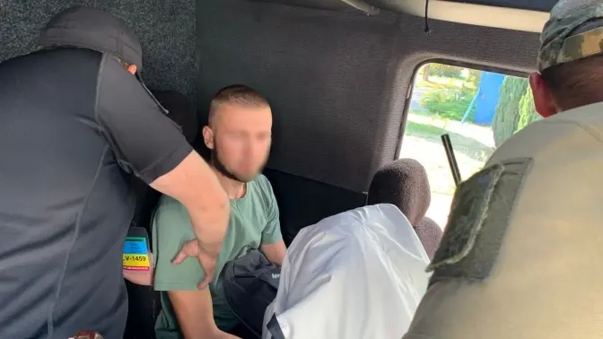 Один ховався, інший вдавав невидимого. У пункті пропуску на Львівщині затримали ухилянтів