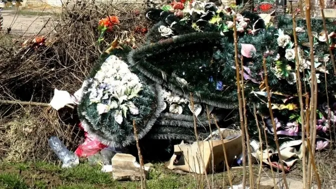Місцева влада на Київщині заборонила використовувати штучні квіти на кладовищах