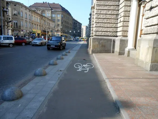 Велодоріжку на проспекті Свободи обгородять стовпцями