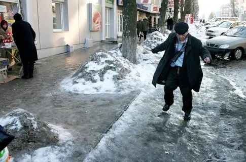 Куди скаржитися, якщо у Львові слизько: перелік телефонів