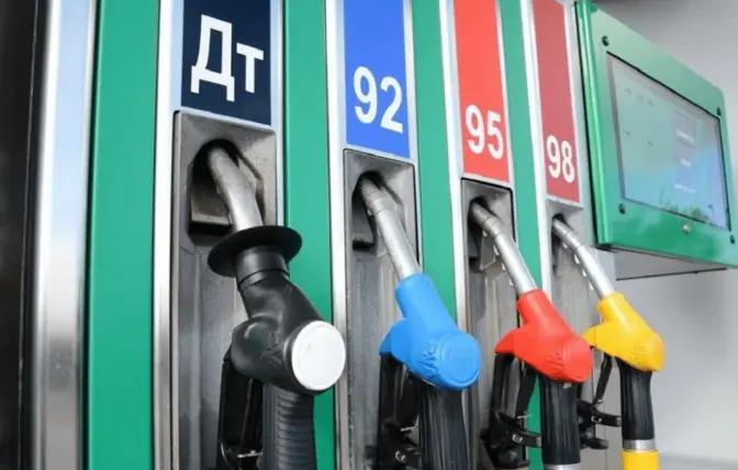 Великі мережі АЗС знизили ціни на бензин і дизпальне