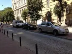 Львів'ян штрафуватимуть за паркування на велодоріжках