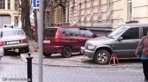 На вулиці Фурманській у Львові облаштовують паркомісця за рахунок тротуару