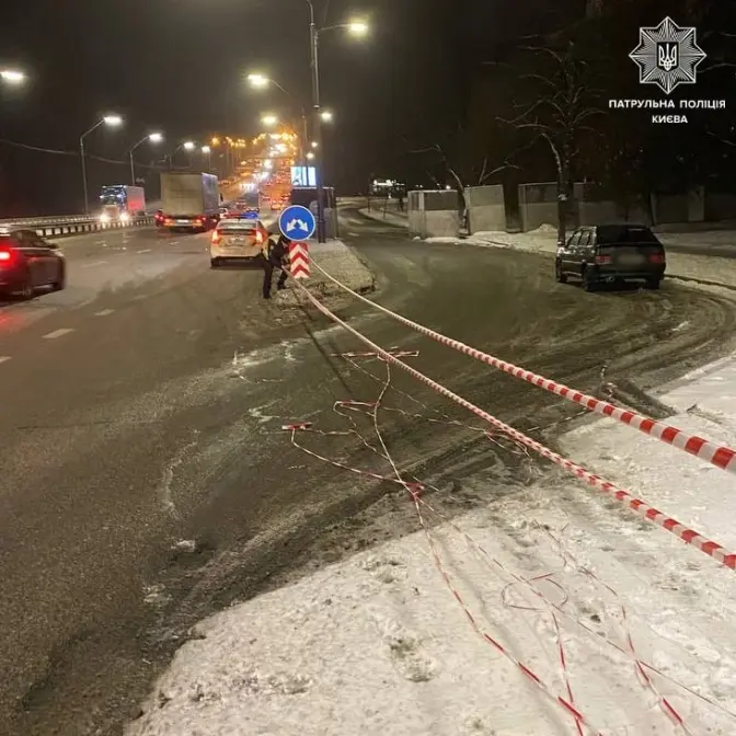У Києві через провал на тепломережі провалилась проїжджа частина вулиці