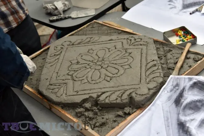 У Львові відкрили виставку про унікальні кам’яні вишиванки Нової Каховки. Фото