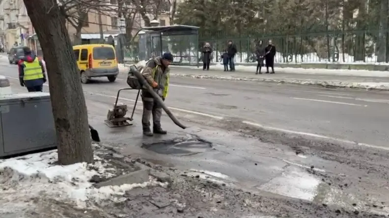 У міськраді відповіли, чи справді зараз ями латають гарячим асфальтом