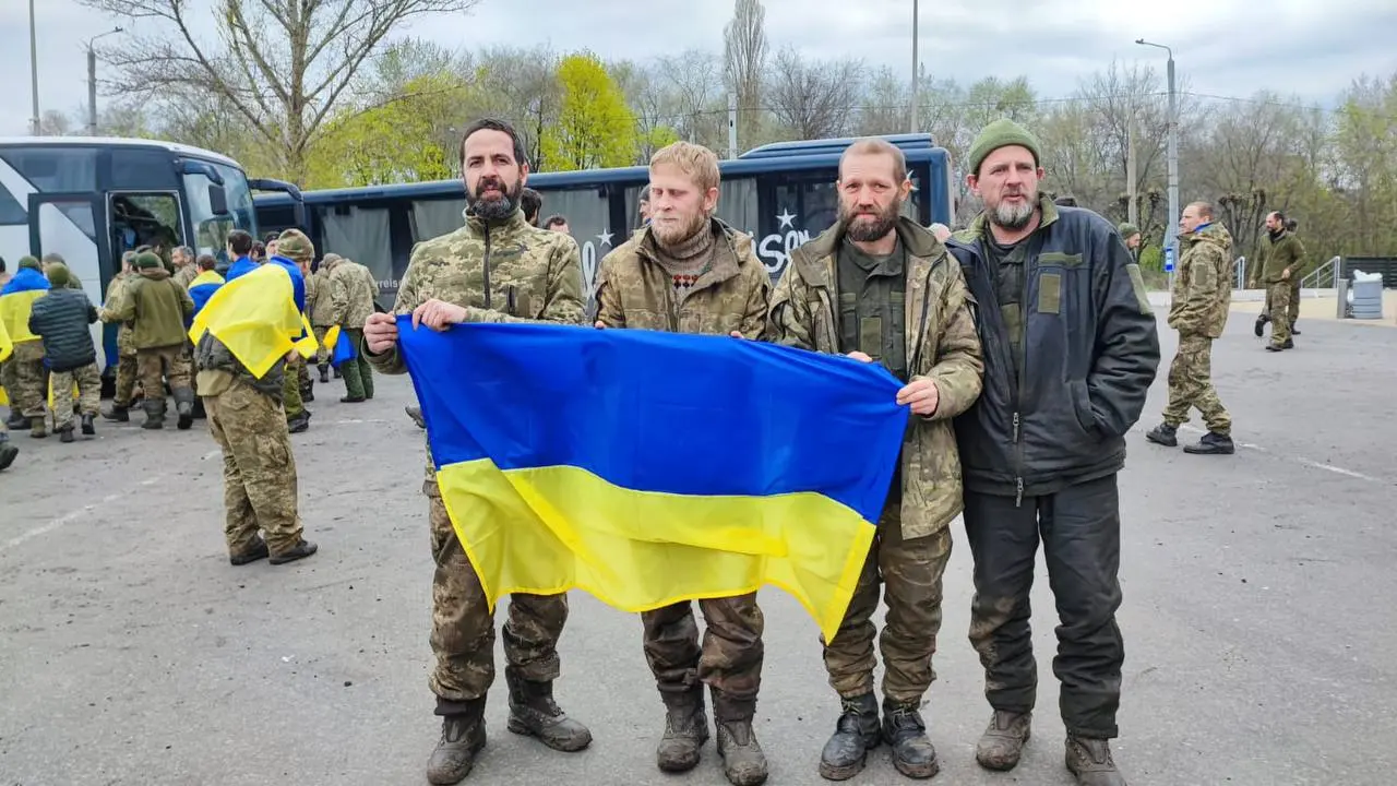 Україна з росією провели Великодній обмін полоненими. Вдалося повернути 130 українських захисників