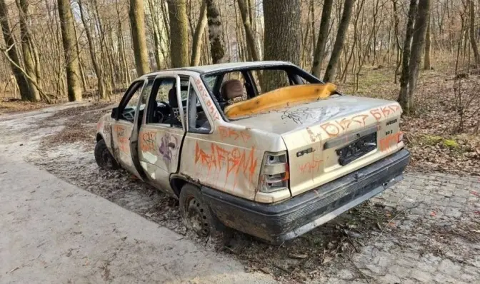 Ще 14 покинутих авто у Львові перемістять на штрафмайданчик