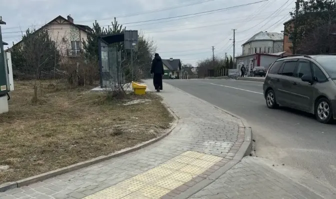 У Львівській громаді встановили нову безбар'єрну зупинку громадського транспорту