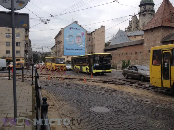 Ситуація на дорогах: на Митній ремонтують колію