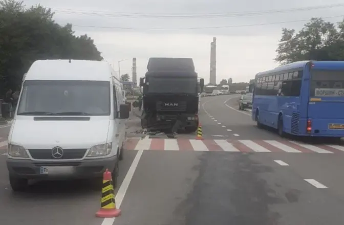 На трасі Київ – Чоп біля Розвадова зіштовхнулися чотири авто. Рух ускладнений, є постраждалий