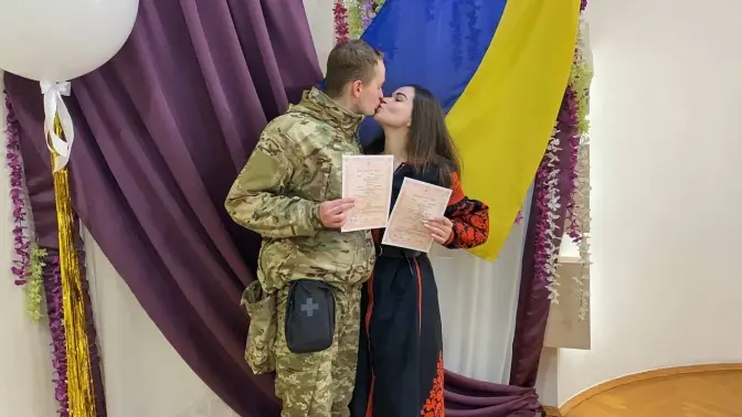 Війна без рожевих окулярів. Історія волонтерки, що вийшла заміж за військового і допомагає киянам