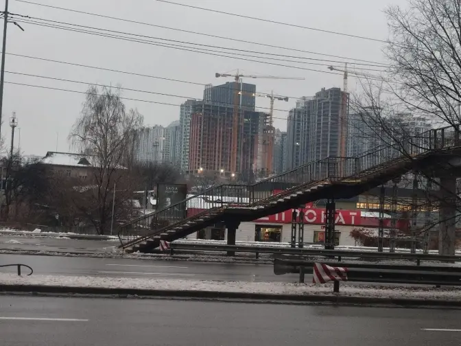 На Саперно-Слобідській після загибелі людини у ДТП відкрили аварійний надземний перехід