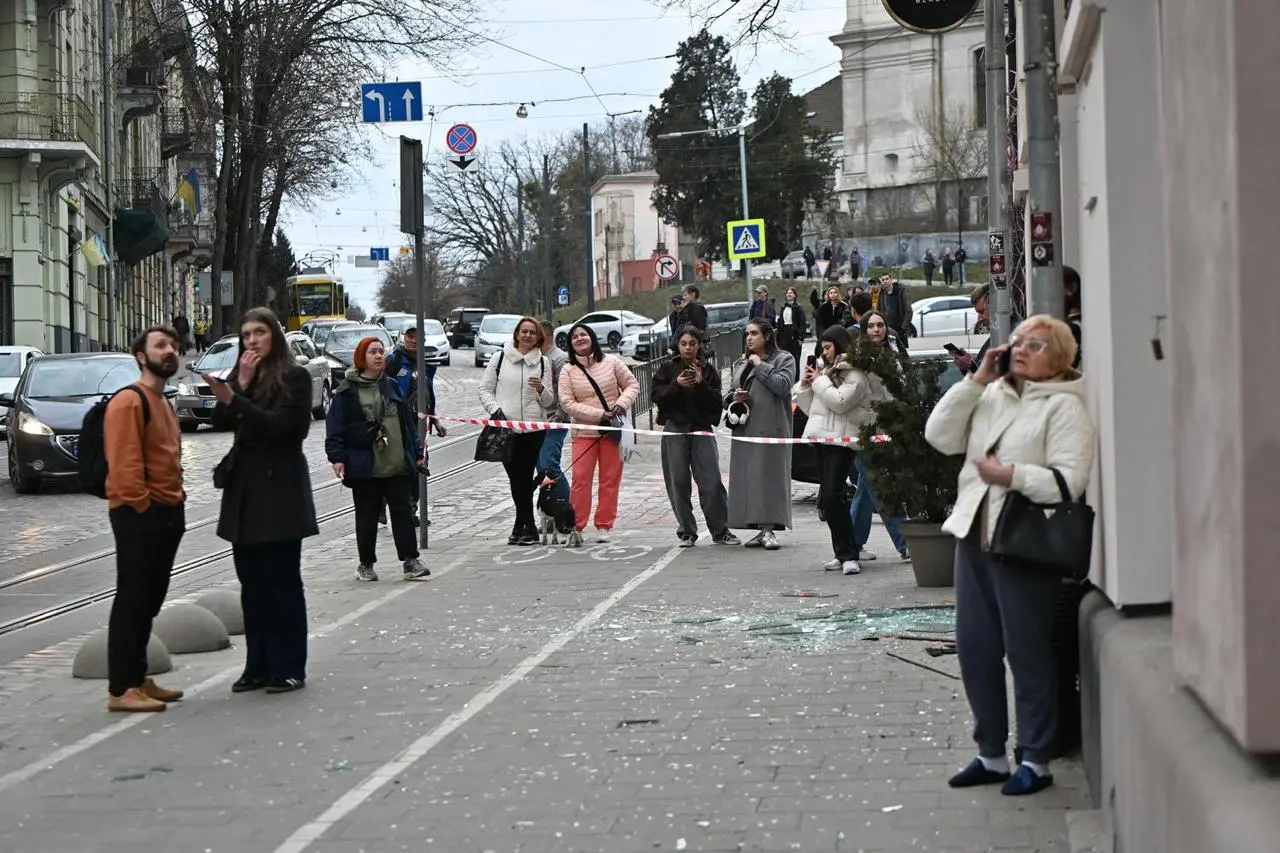 Уламки безпілотника 24 березня влучили на вул. Бандери / Фото: ЛМР