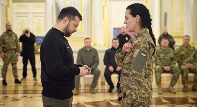 Дівчина загиблого Да Вінчі віддала президенту особистий бойовий шеврон загиблого Героя України