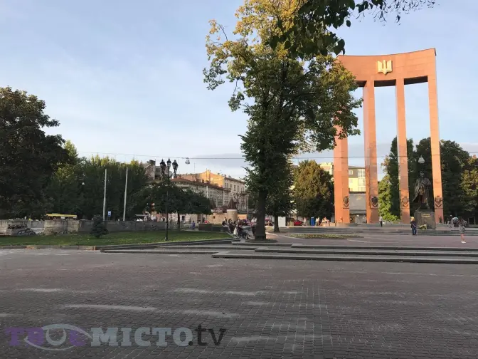 Коли завершать ремонт площі Кропивницького. Актуальні фото