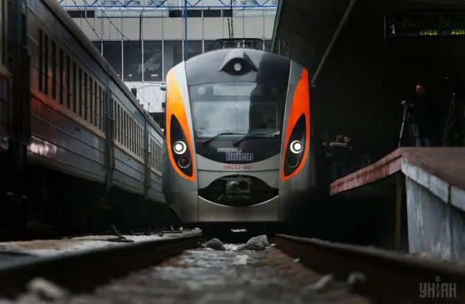 Укрзалізниця призначила два додаткові потяги через Львів до Дня Конституції