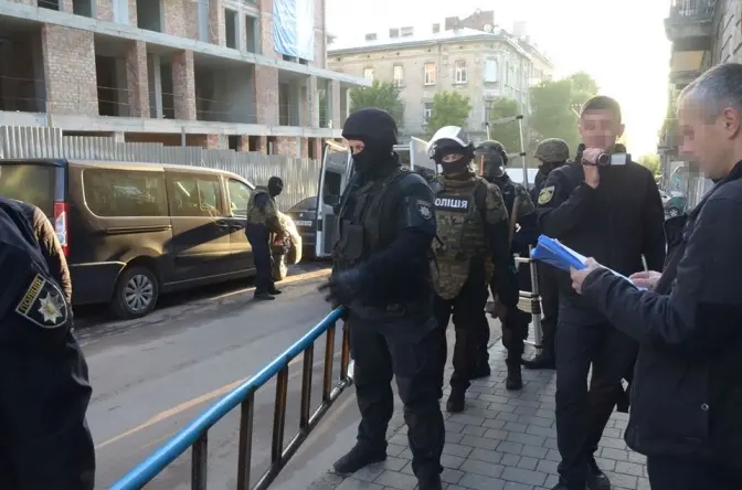 У Львові затримали ще двох підозрюваних до вбивства валютника у центрі міста. Фото