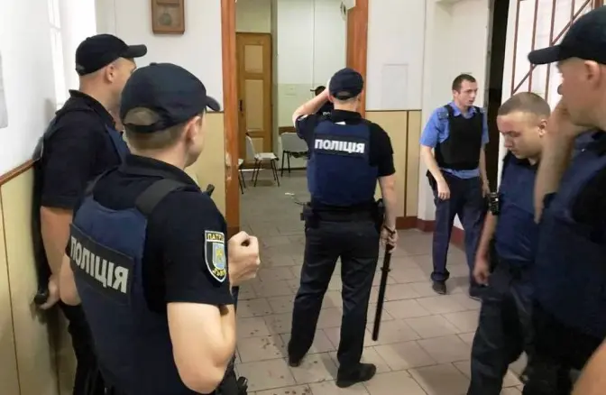 У Львові поліція штурмувала психіатричну лікарню, де пацієнт захопив заручників. Відео