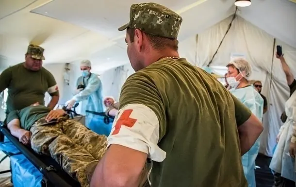 Львів'ян закликають приносити одяг для поранених військових у госпіталь