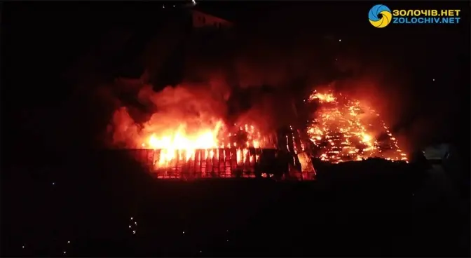 У Золочеві горів радіозавод. Фото, відео