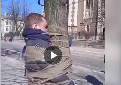 У Львові мешканці покарали злодія і прив’язали його до дерева. Відео