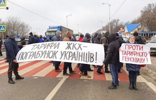Протести проти підвищення тарифів в Україні та черги на кордоні. Головне за 10 січня