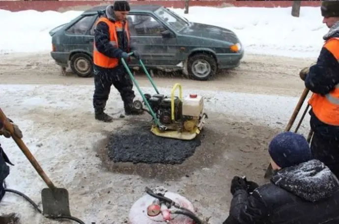 На львівських дорогах розпочали ямковий ремонт