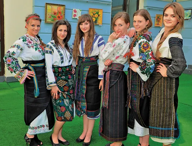 Патріотичний флеш-моб: українок закликають одягнути автентичні строї