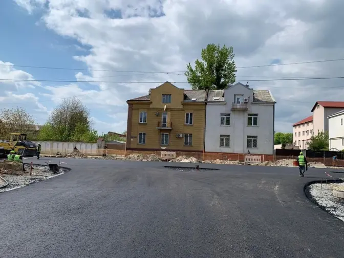 На квазі-кільці на Шевченка прокладають асфальт. Фото